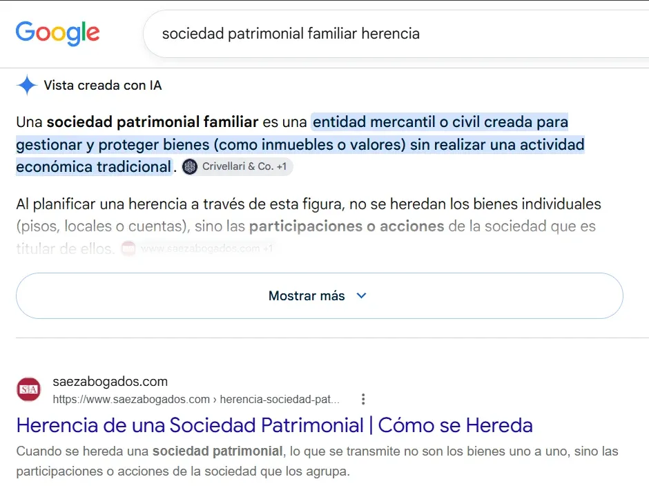 Resultado real de Google para «sociedad patrimonial familiar herencia»: saezabogados.com citado en la vista creada con IA y en primera posición